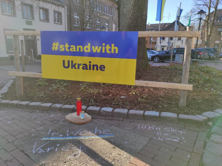 Putin stop the war! Mahnmal auf dem Markt